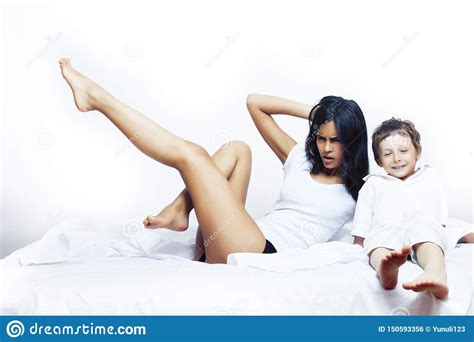 Der schrank steht zwischen (das bett) und (der stuhl). Netter Kleiner Junge Im Bett Mit Mutter In Den Pyjamas ...