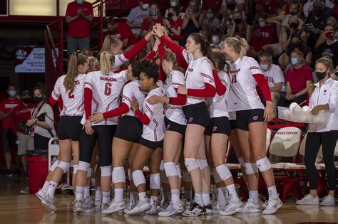 Wisconsin Badgers Volleyball Recruiting Ella Wrobel Signs For The Class Bucky S Th Quarter