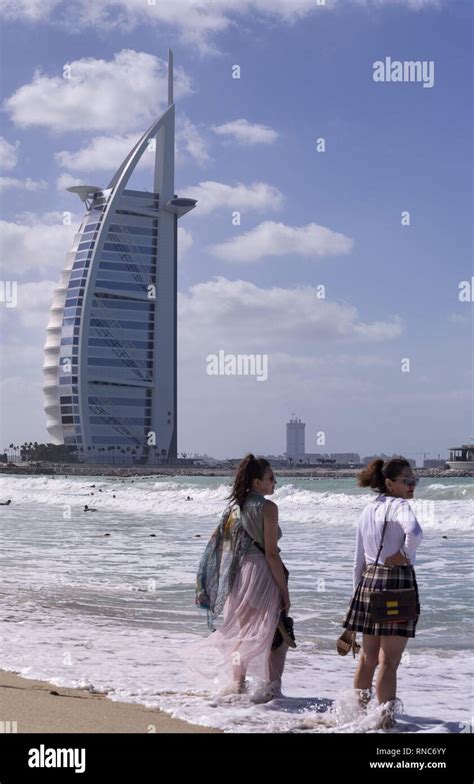 il jumeirah beach in vista del lussuoso hotel burj al arab è uno di dubai più belle e popolari