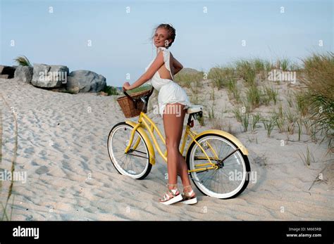 Sch Ne Frau Mit Dem Fahrrad Auf Den Strand Sommer Urlaub Stockfotografie Alamy