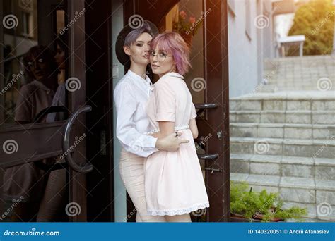 Het Mooie Lesbische Paar Koesteren Liefde En Hartstocht Tussen De Twee Meisjes Stock Afbeelding