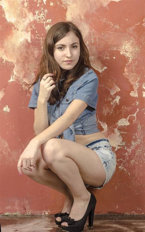 Giovane Ragazza Teenager Allegra Negli Shorts Del Denim Fotografia