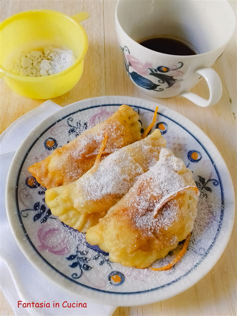 Oggi l'appuntamento con la famiglia improta prevede dei ravioli fatti rigorosamente a mano con un ripieno di ricotta vaccina e scorza di limone, poi saltati con un sughetto di seppie e serviti su una crema di carciofi. Ravioli di ricotta dolci ricetta siciliana - Fantasia in ...