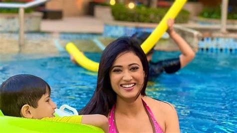 Shweta Tiwari Looks Sizzling Hot In Swimming Pool In Pink Top Netizens Say Beti Ki Dukaan Band