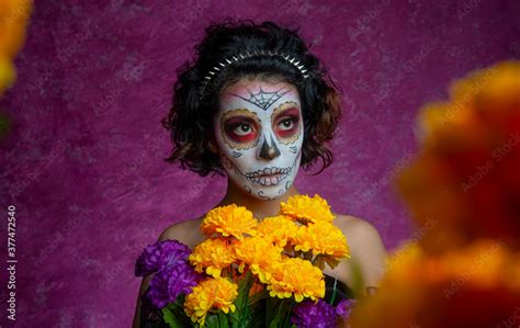 Mujer Joven Millennial Bonita Maquillaje Catrina Mexicana Latina Día De Los Muertos Halloween