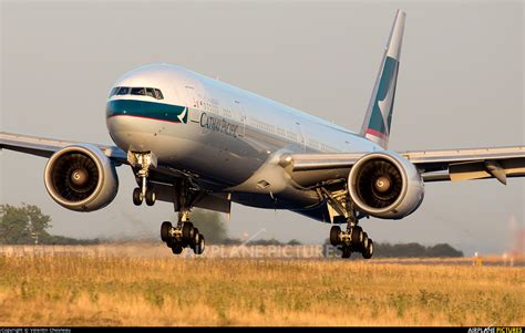 B Kpg Cathay Pacific Boeing 777 300er At Paris Charles De Gaulle