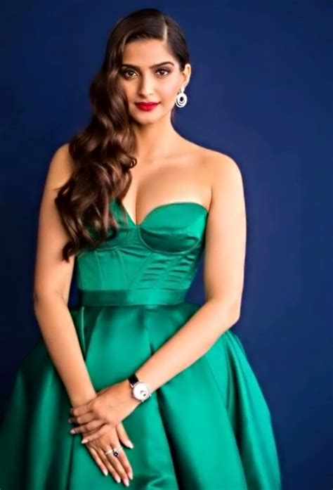 sonam kapoor looks hot sexy in green dress sonam kapoor hot cleavage show actress buzz