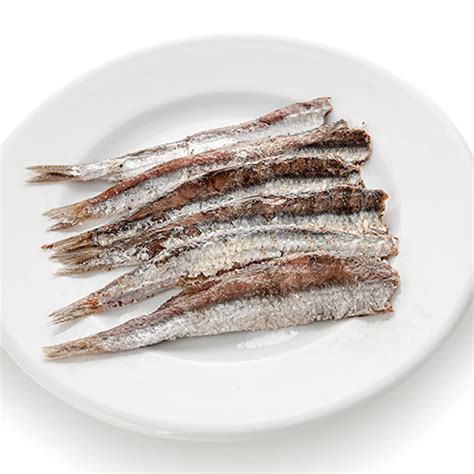 Ma una volta messe sotto sale, hanno comunque bisogno di maturare, uniformamente. Acciughe del Cantabrico sott'olio - Le Vitel Etonné