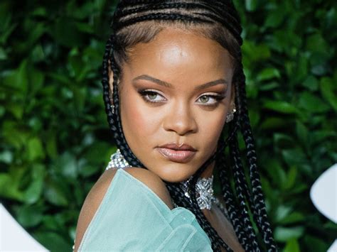rihanna apologizes to muslim fans for song choice during savage x fenty fashion show univision