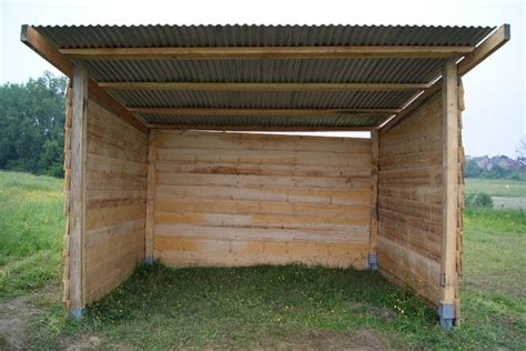 Les étagères de rangement accueilleront volontiers outils et pots. Abri en bois sans béton, facile à monter, pas cher - Trucs ...