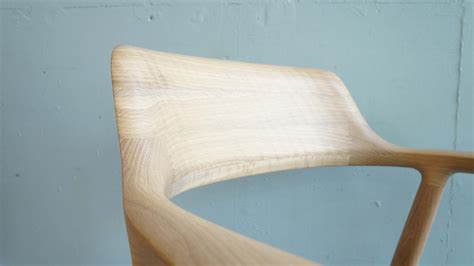 プロダクトデザイナー 深澤直人により、世界的名作「yチェア（ハンス・ウェグナー作）」を超える普遍的な椅子を目指して作られたアームチェア「hiroshima（ヒロシマ）」。ナチュラルな木肌を