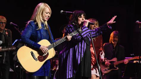 Heart Reunites Nancy Wilson Makes Surprise Appearance At Ann Wilsons Santa Rosa Show