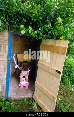 WC Außentoilette Mädchen mit einem Outdoor Toilette Stockfotografie Alamy