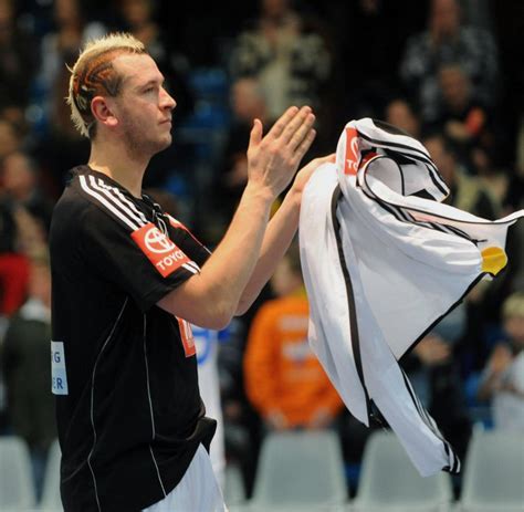 Diese stars treten gegeneinander an. Warum Kunstharz im Handball spielentscheidend ist ...