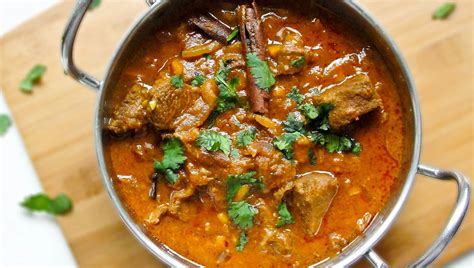 Lleve sobre fuego mínimo y deje cocinar durante 2 a 3 horas a fuego bajo, sin que llegue a hervor. Receta para cocinar Cordero al curry | Recetas Indias