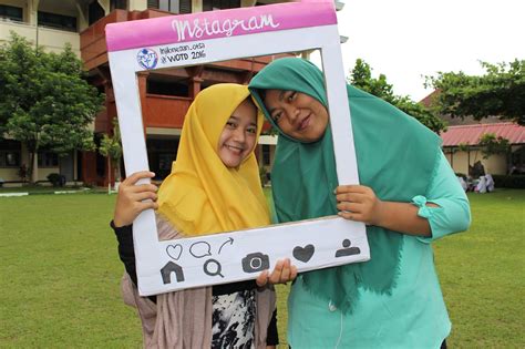 Secara garis besar, okupasi terapi adalah profesi kesehatan yang bertujuan meningkatkan derajat kesehatan dan kesejahteraan melalui aktivitas. Hari Okupasi Terapi Sedunia / World Occupational Therapy Day