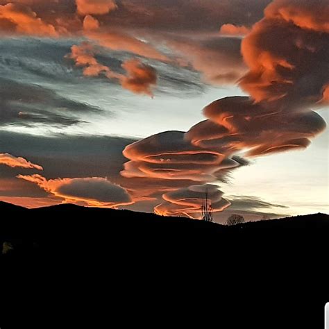 In Pictures These Bloody Lenticular Clouds Over Catalonia Spain