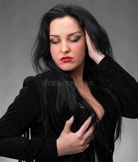 Portrait De Femme Sexy Dans La Robe Noire Image Stock Image Du Adultes élégance 29829115