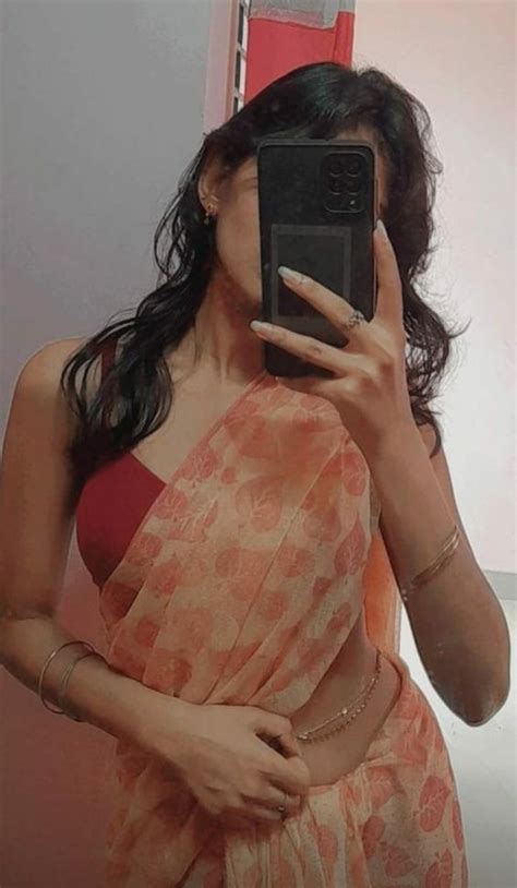 Top Instagram Pose Stylish Hidden Face In Saree For Girls Shoutoutly