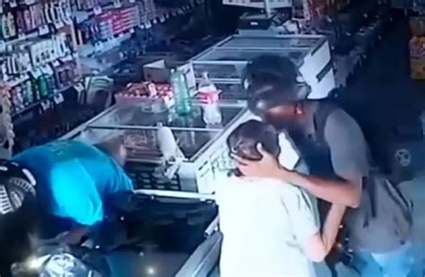 asaltó un supermercado se rehusó a recibir el dinero de una anciana y la besó