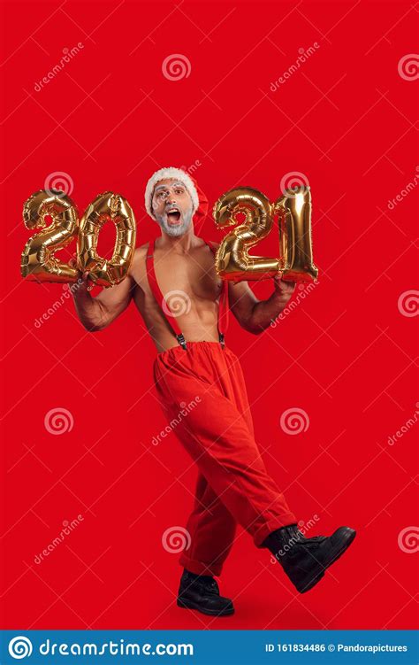 Estilo Libre De Navidad El Joven Santa Claus Desnuda El Cuerpo Superior Muscular En Ese Puesto