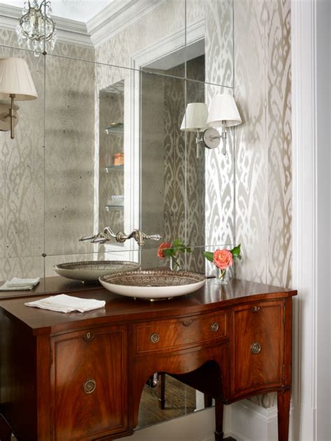 This crane print is giving us gucci vibes (yes, gucci make wallpaper, and yes, it's gorgeous, and yes, it's extortionate), the lovely green colors and the oriental style print makes for a dreamy combo. Bathroom Accent Wall Design Ideas