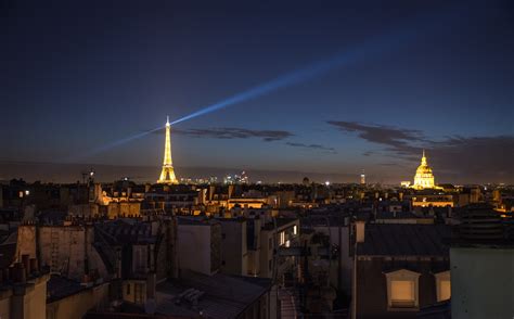 Eiffel tower from trocadero by night. La tour Eiffel, de nuit, divers