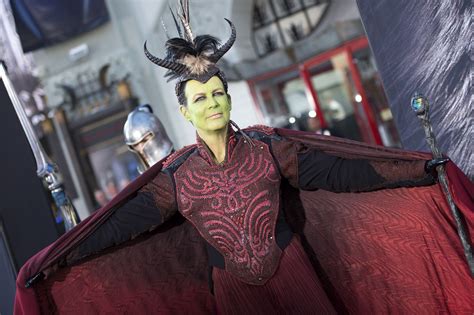 Jamie Lee Curtis Dressed As An Orc For The Warcraft Premiere Cbs News