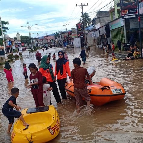 Berita Foto Sungai Rokan Kanan Meluap Bpbd Evakuasi Warga Rokan Hulu