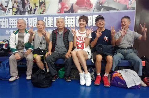 Interact with them by liking or commenting on their works and sending them a. 迎接銀髮族浪潮 鍾沛君緊抓銀髮族選民的心 - 指傳媒 Fingermedia