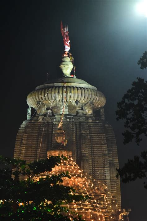 Mahadeepa Lifted Atop Lingaraj Temple In Bhubaneswar Pragativadi