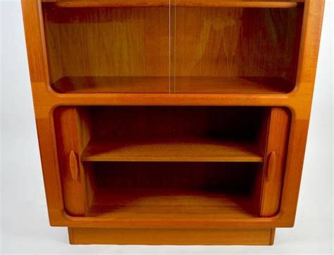 Exklusive vitrine frederiksborg, in mehreren holzarten 90 x 38 / 35,5 x 200 cm. Dyrlund Danish Modern Vitrine Chine Cabinet at 1stdibs