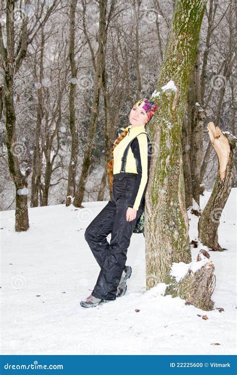 Femme Sexy Dans Le Proc S De Ski En Hiver Neigeux Photo Stock Image