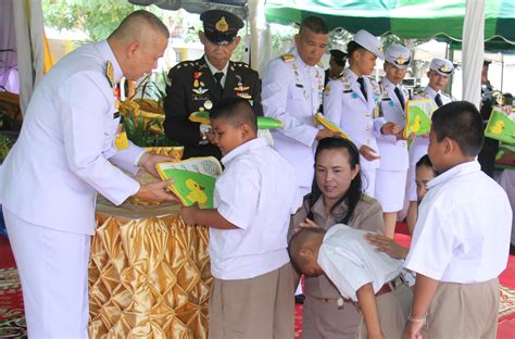 พระราชกรณียกิจ ในหลวง รัชกาลที่ ๑๐ ด้านการศึกษา อาทิ. ร.10 ทรงห่วงใยการศึกษาเยาวชน พระราชทานเครื่องเขียนแก่ ...