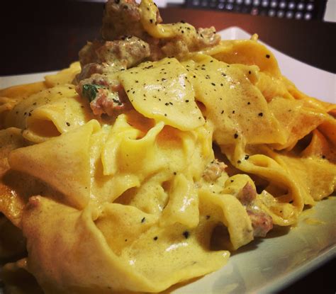 La deliziosa pasta salsiccia e zafferano è un ghiottissimo e squisito primo piatto che abbiamo selezionato per voi per proseguire la nostra consueta rubrica l'invitante pasta salsiccia e zafferano, risulterà estremamente facile da realizzare e, grazie al nostro insostituibile bimby, li si potrà realizzare. Pappardelle panna, salsiccia e zafferano - Golosi Peccati