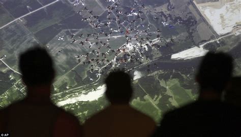 164 Skydivers Set Head Down World Record In Illinois Daily Mail Online