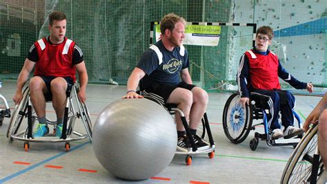 Rollstuhlfu Ball Behinderung Vielfalt Anti Diskriminierung