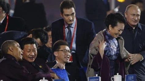 too friendly putin gets chivalrous to impress china s first lady al arabiya english