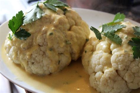 Blumenkohl mit weißer soße.blumenkohl mit bechamelsoße und mit käse überbacken.eine sehr einfache und günstige beilage. Blumenkohl mit Sauce hollandaise handgerührt - glatzkoch.de