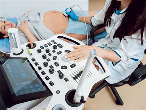 Examen Médico Profesional De La Mujer Embarazada Por Ultrasonido Foto De Archivo Imagen De