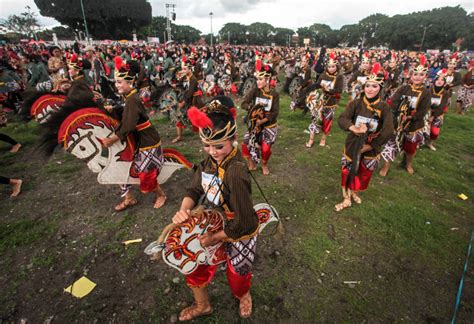 Seni tari adalah seni yang mengekspresikan nilai batin melalui gerak yang indah dari tubuh/fisik dan mimik. Fungsi Tari Sebagai Upacara Pengertian Dan Contohnya