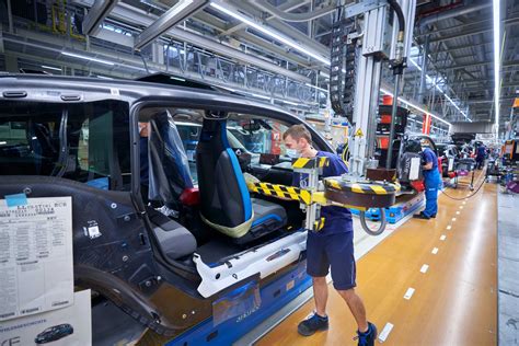 It connects you to the outside world, updates you about what's going on, keeps you organised, and takes you as far as you want to go. 200.000 BMW i3, Produktion im BMW Group Werk Leipzig (10/2020)