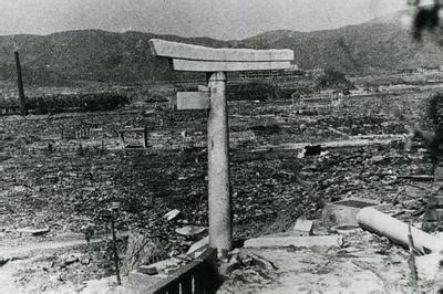 1945年 8月9日 に 長崎市 に投下された 原子爆弾 については 長崎市への原子爆弾投下 参照 本稿は、広島市に投下された リトルボーイ 、長崎市に投下された ファットマン の2発、および投下されなかった3発目の原子爆弾を含めて総論的に述べる。 原子爆弾投下 | 写真素材・ストックフォトのアフロ