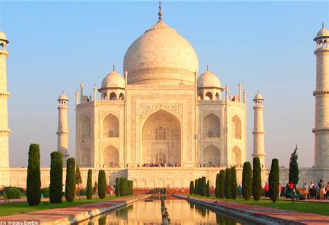Rào cản lớn với quá trình phát triển của ấn độ. Lăng Taj Mahal biểu tượng của Ấn Độ đã chuyển thành màu ...