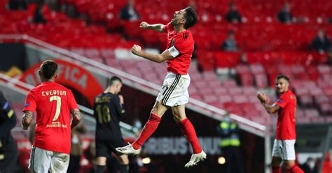 The portuguese are unbeaten in their last 10 matches. Benfica bate Standard Liege por 3-0