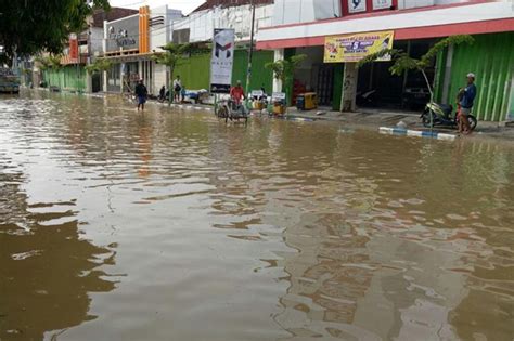 Dalam foto, banjir di sampang memang cukup parah. Banjir Sampang Diperkirakan Tidak Lebih Sehari - Suara ...