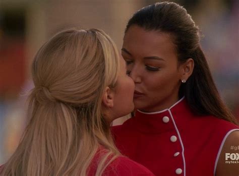 Demi Lovato Joins Glee Cast As Singing Waitress And Enjoys A Kiss From