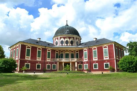 Barokní sídlo hraběcího rodu chotků, obklopené jedním z největších zámeckých parků v čr. Zámek - Veltrusy
