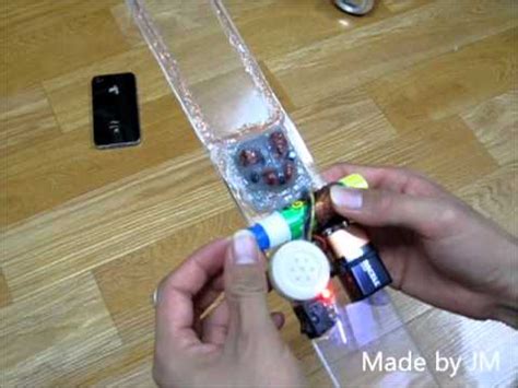 A very simple beat frequency oscillator type of metal detector. BFO metal detector made of glue stick ver2 - YouTube
