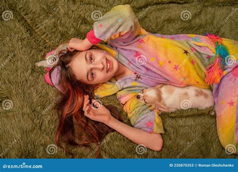 Adolescente Em Casa De Pijama Em Um Prato Verde Com Um Filhote Branco